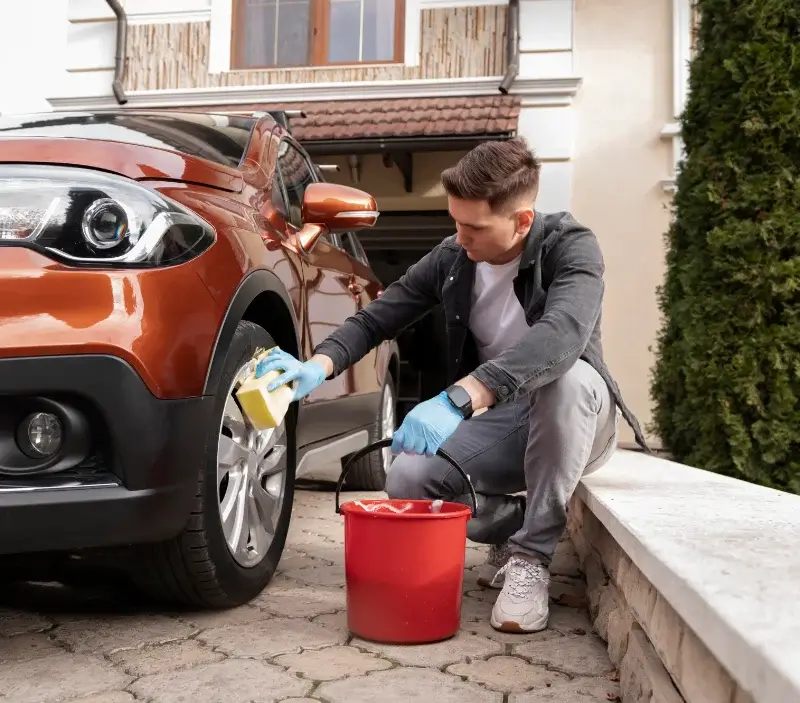 Lavage auto à domicile Saint-Gaultier : professionnel intervenant sur un véhicule